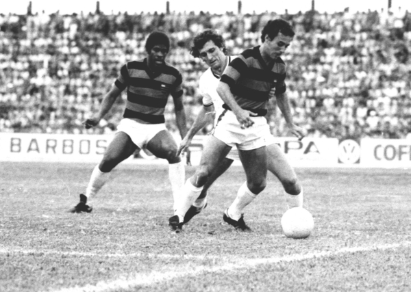 Ziquita (atrás) observa o lance no clássico | Arquivo/GRPCOM