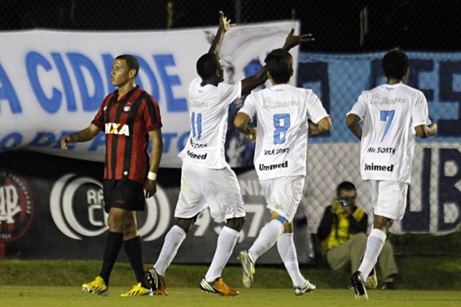 Joel comemora o gol do Londrina diante do Atlético |