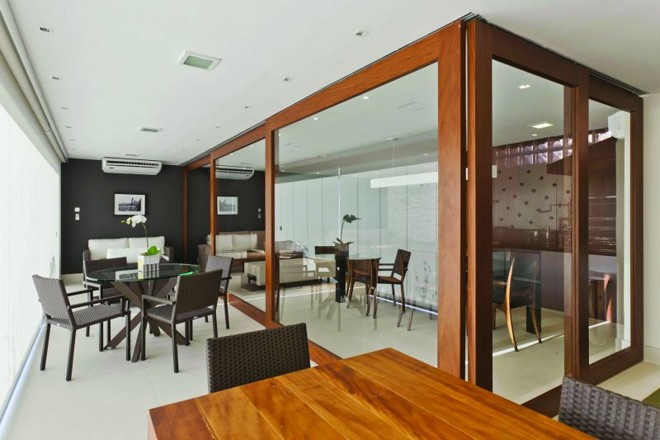 Objetividade estrutural, áreas integradas, divisórias de vidro, linhas retas e cores sóbrias do projeto de Anna Novaes remetem ao Pavilhão de Barcelona |