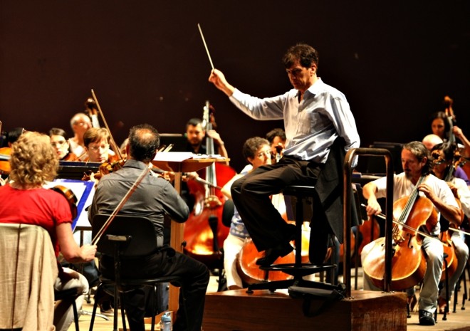 O maestro Dante Anzolini já havia trabalhado com a orquestra paranaense no ano passado | 