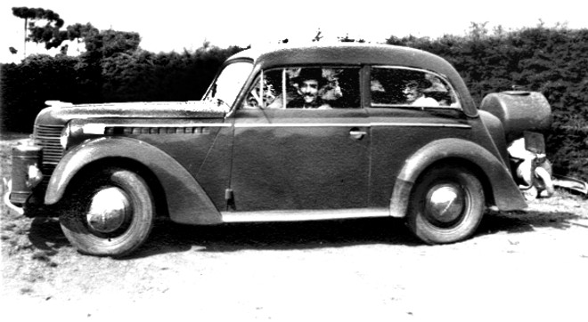 Carro movido a lenha, todo mundo tinha de ter um. Em tempo de guerra a coisa aperta. Na foto, um automóvel em Curitiba impelido a gasogênio | 