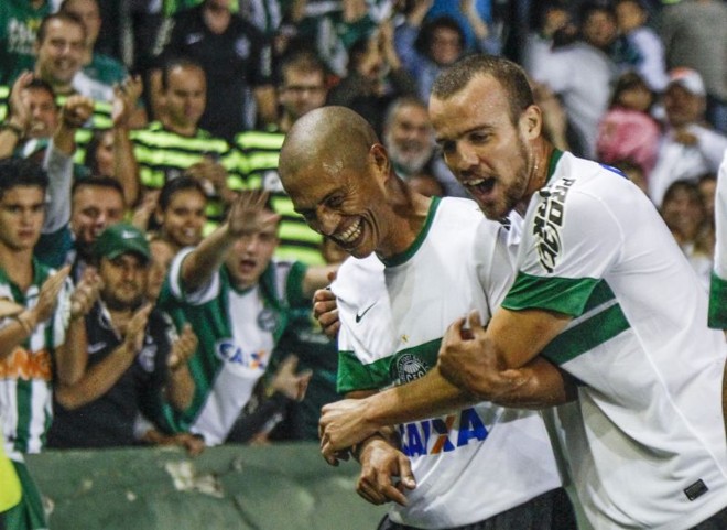 Na comemoração com a torcida, Alex é abraçado por Chico após marcar o gol da virada alviverde |