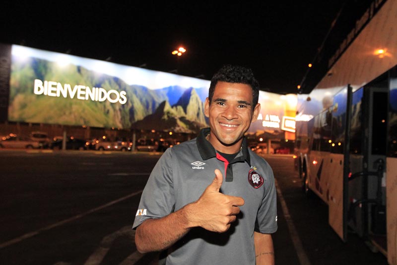 Atacante Ederson na chegada do Atlético a Lima para enfrentar o Universitario | Albari Rosa / Gazeta do Povo