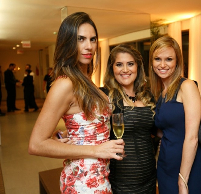 Michelle Andrade, gerente de marketing, Josiane Lima, supervisora de marketing e Samarys Hassel, gerente regional da Rossi (foto acima), e o CEO do Grupo Thá, Arsenio de Almeida Neto, estavam no coquetel de entrega do Universe Life Square, quinta-feira. O empreendimento da Rossi, construído pela Thá Engenharia, é o prédio mais alto de Curitiba, com 43 pavimentos e 152 metros | 