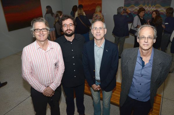 Na concorrida abertura da exposição Reinvenção da Pintura, do artista plástico Abraham Palatnik, quinta à noite, no MON, os curadores da mostra, Peter Tjabbes e Felipe Scovino, confraternizam com o secretário estadual da Cultura, Paulino Viapiana, e Beny Palatnik | Kraw Penas