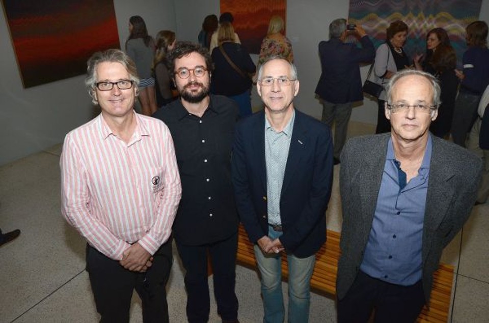 Na concorrida abertura da exposição Reinvenção da Pintura, do artista plástico Abraham Palatnik, quinta à noite, no MON, os curadores da mostra, Peter Tjabbes e Felipe Scovino, confraternizam com o secretário estadual da Cultura, Paulino Viapiana, e Beny Palatnik | Kraw Penas