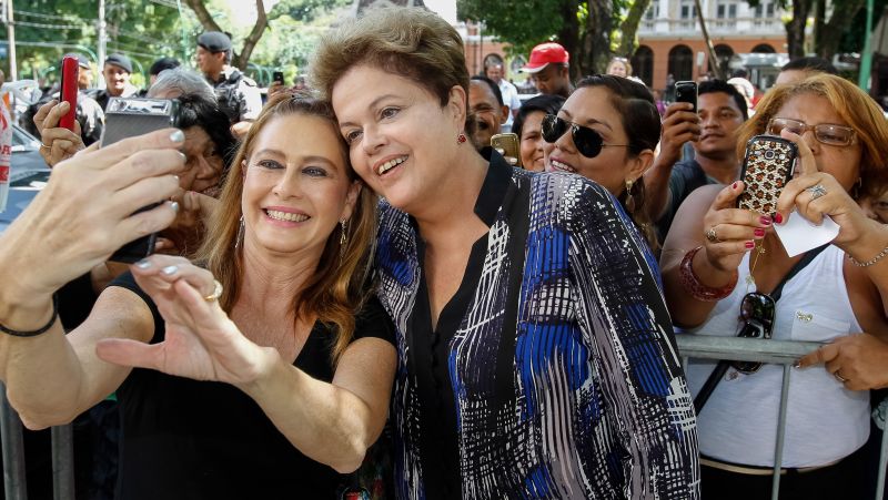 Favorita na corrida presidencial, segundo o Ibope, a presidente Dilma Rousseff cumprimenta populares antes da cerimônia de anúncio de investimentos do PAC 2 de Mobilidade Urbana em Belém (PA) | Roberto Stuckert Filho / Presidência da República / Divulgação