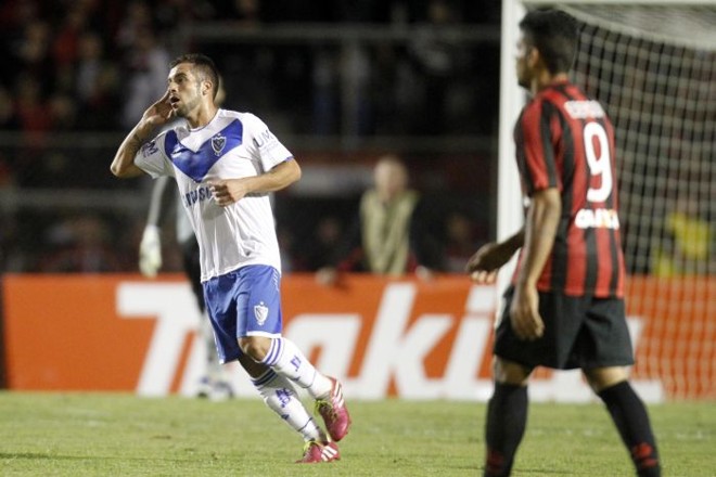 Canteros comemora o terceiro gol do Vélez diante do Atlético |