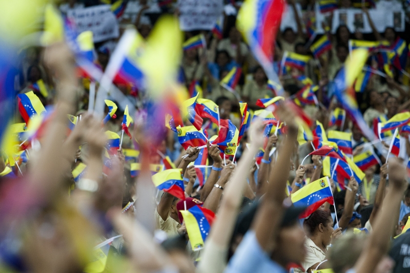 Estudantes participam de ato em apoio ao governo venezuelano, que teve a presença do presidente Maduro, em Caracas | Santi Donaire/Efe