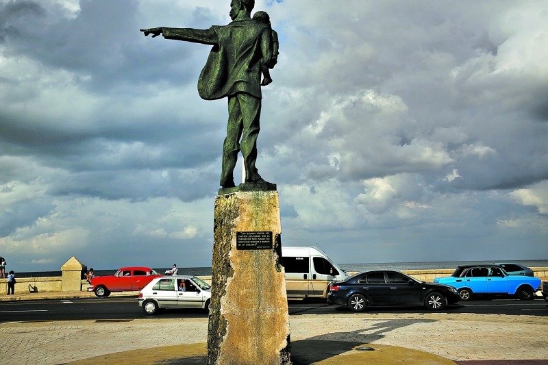 Carros novos e antigos passam por estátua de José Martí, em Havana; disparidades de renda entre cubanos se tornaram mais evidentes nos últimos anos | Todd Heisler/The New York Times