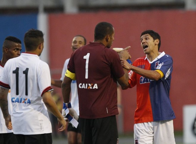 Goleiro rubro-negro Rodolfo discute com paranista Lúcio Flávio após a partida | 