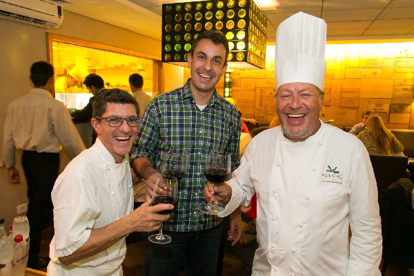 O chef italiano Luciano Boseggia (à dir.) comandou jantar harmonizado quarta-feira no restaurante Terra Madre, a convite de Raphael Zanette (ao centro). Laurent Grolleau (à esq.), chef pâtissier-boulanger-chocolatier, assinou as sobremesas do evento, que teve casa lotada | Naideron Jr.