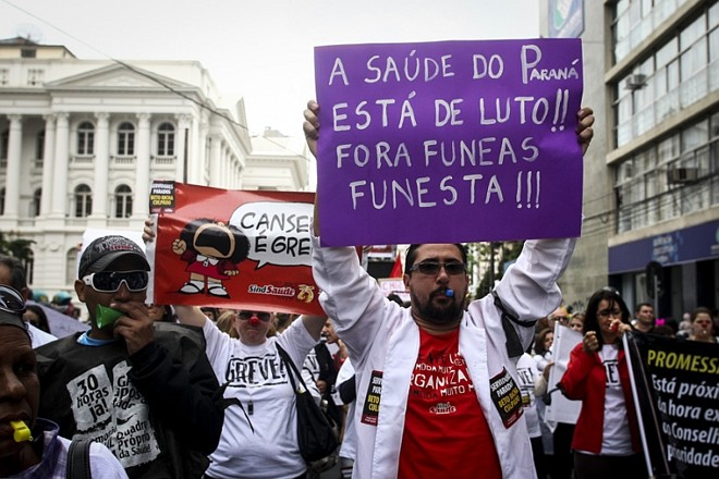 Protestantes fazem ato e passeata pela ruas do Centro e Centro Cívico |