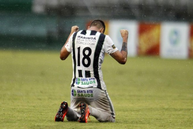 Atacante Fábio Martins comemora a classificação do Maringá à final | 