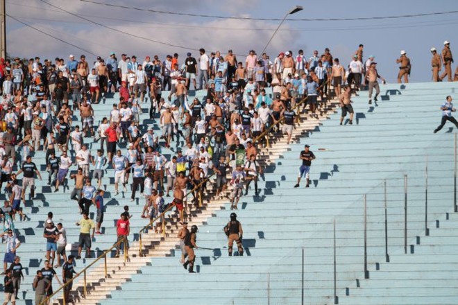 PM teve de intervir no início de briga entre as torcidas de Londrina e Coritiba |