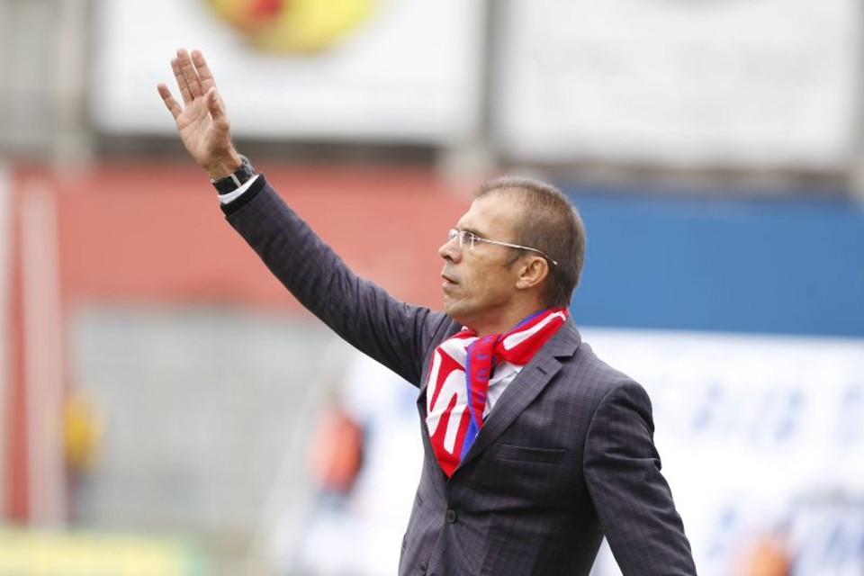 O técnico Milton Mendes usou um cachecol do Paraná durante o clássico deste domingo com o Atlético | Daniel Castellano / Gazeta do Povo