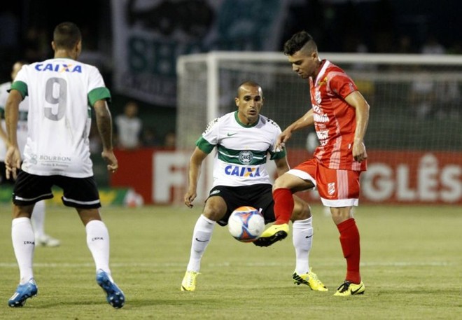 Roni (9) e Gil cercam Bismarck, do Rio Branco, no início da partida |