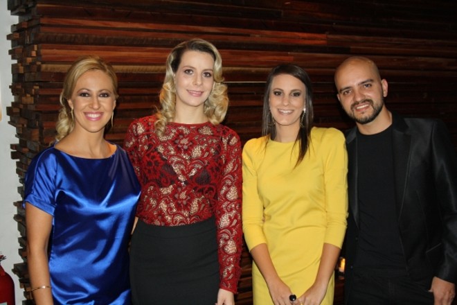 Débora Mateus (de vermelho) e Hebert Coelho foram os anfitriões da festa de lançamento da LUNG, agência de comunicação do segmento de moda, realizada no restaurante Zea Maïs. Com eles na foto, a consultora de marketing Letícia Lopes (à esq.) e Karina Ximenes |