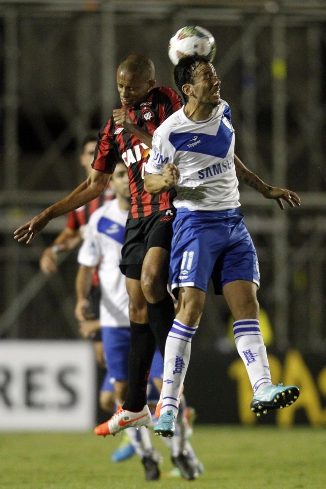 Sueliton disputa a bola com Cabral, do Vélez |