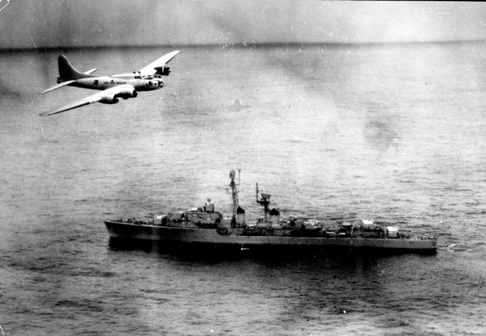 Avião brasileiro sobrevoa navio da Marinha francesa no litoral nordestino em 1963 | Wikicommons/Marinha Brasileira
