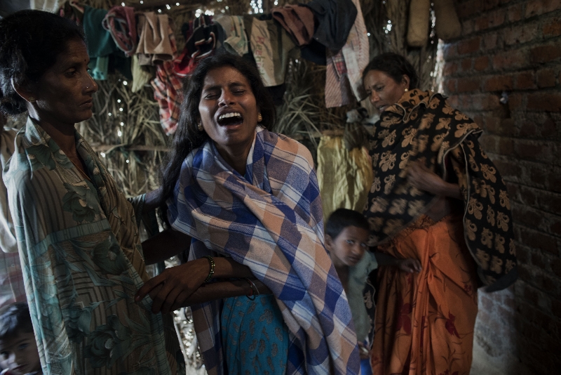 Anitha Amgoth (27) durante o funeral de seu marido, um agricultor de algodão indiano que cometeu suicídio. Agora, ela é responsável pelas dívidas dele | Andrea Bruce para The New York Times