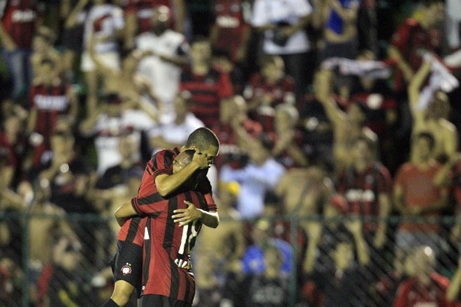 Harrison recebe abraço após marcar o gol da vitória atleticana |