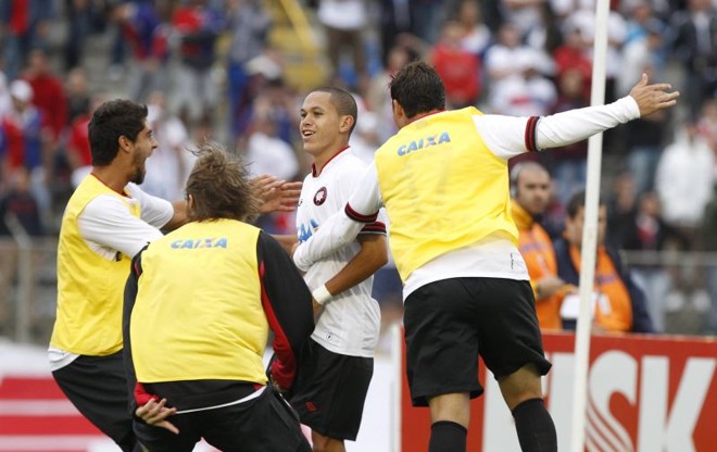 Marcos Guilherme comemora o segundo gol com reservas atleticanos | 