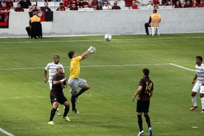 Goleiro Fabrício, do Jotinha, espanta o perigo na partida com o Atlético na reabertura da Arena |