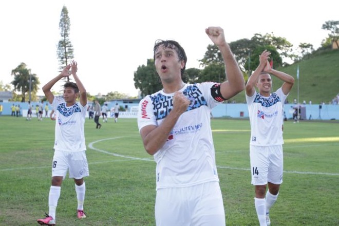 Zagueiro Dirceu pede apoio da torcida do Londrina |