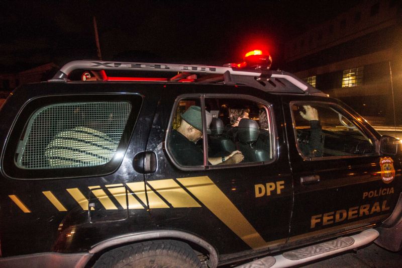 Doze dos presos na operação chegaram na sede da PF em Curitiba ontem à noite | Brunno Covello/ Gazeta do Povo