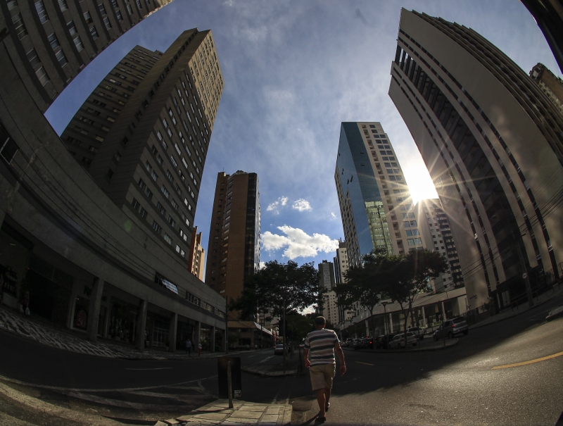 Custo do metro quadrado começou a superar os indicadores de inflação a partir de 2007: a previsão, agora, é que a bolha brasileira comece a esvaziar lentamente | Daniel Castellano/ Gazeta do Povo