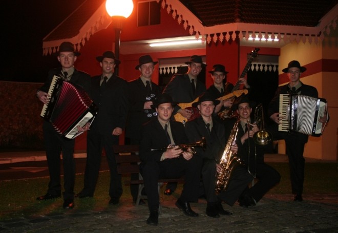 Os arranjos com instrumento de sopro e o uso da bateria dão um tom brincante à apresentações. Os artistas da Coração Nativo não se importam de tocar um clássico do folclore em ritmos que tocam na rádio.