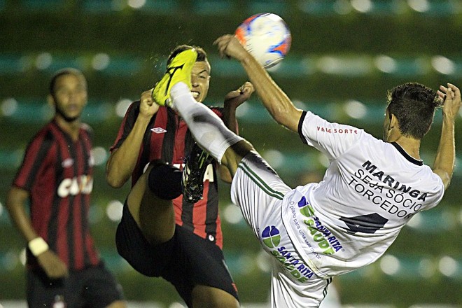 Juninho afasta bola na defesa do Maringá |