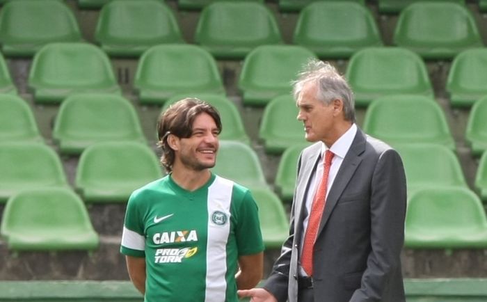 Germano conversa com o presidente Vilson Ribeiro de Andrade ao fim do treino nesta terça-feira: volante não encara o Maringá | Aniele Nascimento / Gazeta do Povo