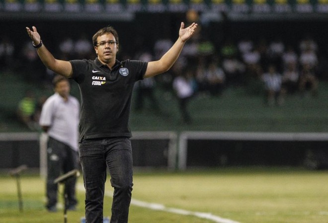 O técnico Dado Cavalcanti durante a vitória do Coritiba por 2 a 1 sobre o Rio Branco |