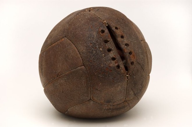 Bola utilizada na final da primeira Copa do Mundo, em 1930 | 