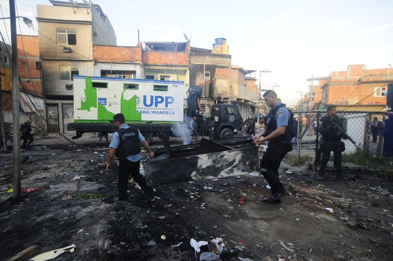 Durante manifestação na Favela do Mandela, traficantes jogaram coquetéis molotov na UPP | Fábio Teixeira/Folhapress