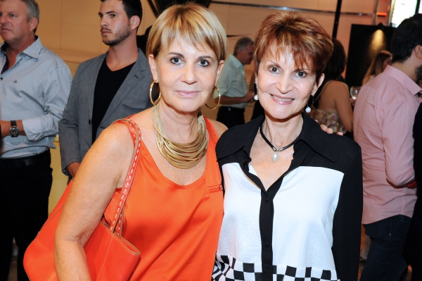 Coquetel no Terraço do Pátio Batel reuniu arquitetos, designers de interiores e figuras sociais. Era a apresentação da coleção CaesarStone 2014 pela Stone Gallery, distribuidora exclusiva da marca CaesarStone, fabricante israelense de quartzo. Prestigiaram o evento, na semana, as elegantes irmãs Sonia Rocha Loures Schlemm e Vania Schrappe, reconhecida designer de interiores | Gerson Lima