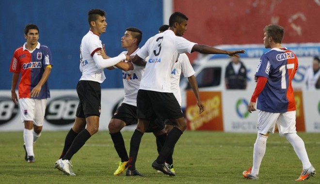Após comemorar, Crislan se envolveu em confusão com jogadores paranistas | 