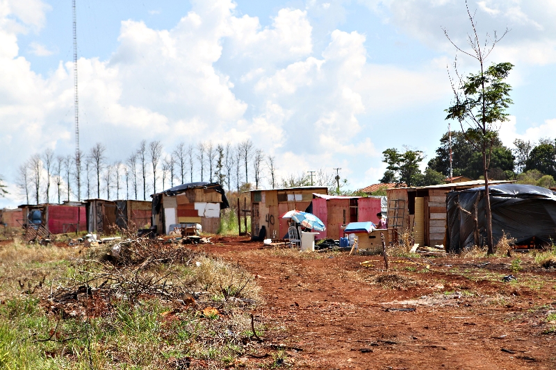 Casebres do assentamento Bom Jesus passaram a fazer parte da paisagem do Jardim São Jorge em janeiro | Roberto Custódio/Gazeta do Povo