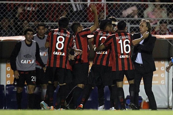 Jogadores do Atlético comemoram o gol de Dráusio contra o Vélez Sarsfield |
