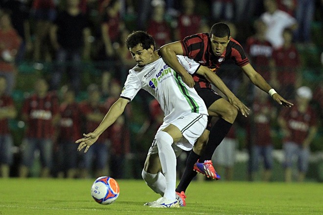 Sidcley tenta parar o atacante Gabriel Barcos |