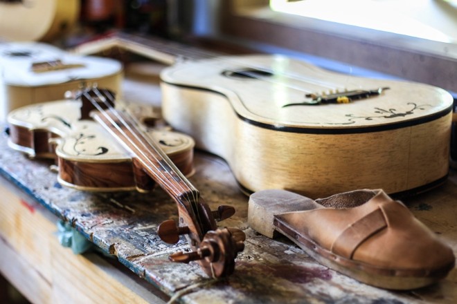 Aorelio Domingues e as rabecas que fabrica e que são vendidas para ser utilizadas no maracatu de Olinda |