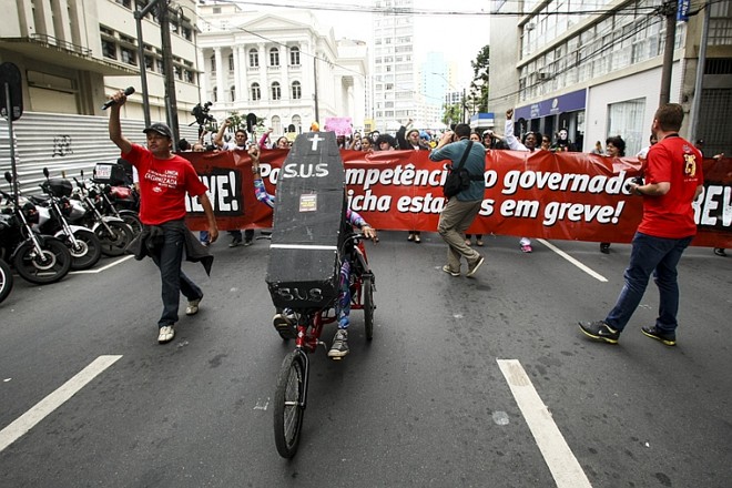Objetivo dos protestantes é ser recebido pelo governo estadual para nova rodada de negociação |