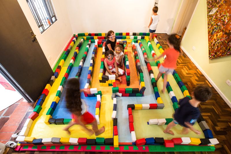 Francesca, Costanza e Pietra (centro) são íntimas dos labirintos e a hora de encerrar a brincadeira vem acompanhada de manha | Brunno Covello/ Gazeta do Povo