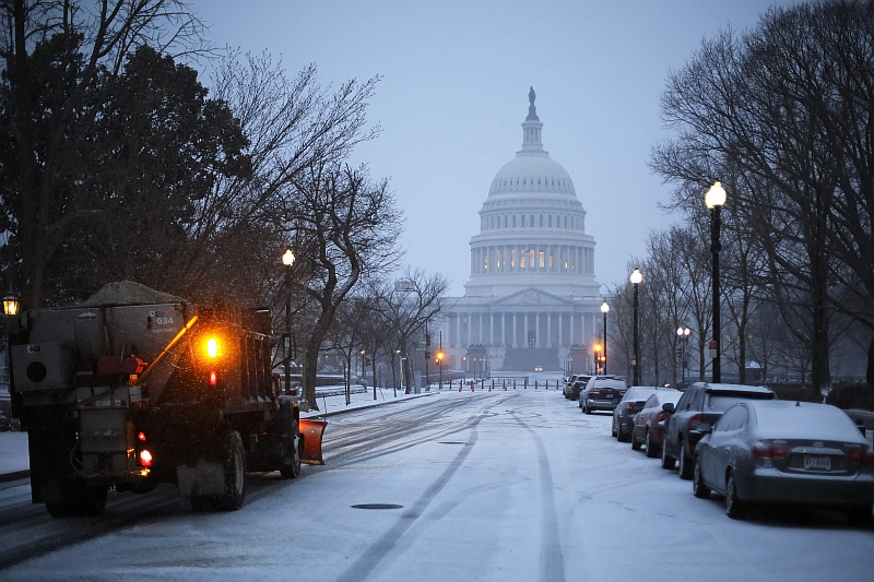 Visão do Capitólio dos Estados Unidos, em Washington, fica prejudicada com a neve que cai sobre a cidade | REUTERS/Jonathan Ernst