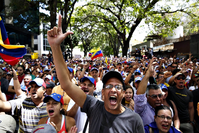 Protesto contra o governo de Nicolás Maduro, em Caracas, motivado por apelo do líder opositor Leopoldo López | Carlos Garcia Rawlins/Reuters
