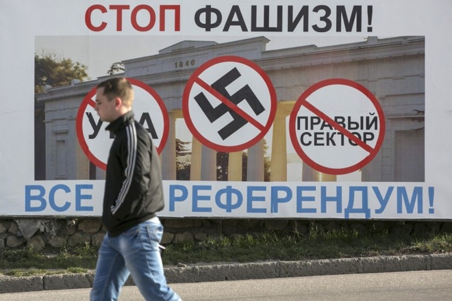 Cartaz em Sebastopol chama a população a participar do referendo e parar os fascistas, referência ao governo ucraniano | Baz Ratner/Reuters