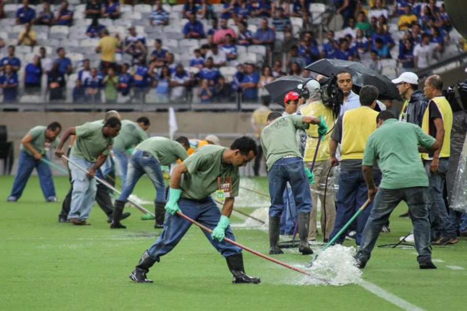 Funcionários do Mineirão tentam tirar a água após peça de metal cair no gramado | Dudu Macedo - Fotoarena - Folhapress