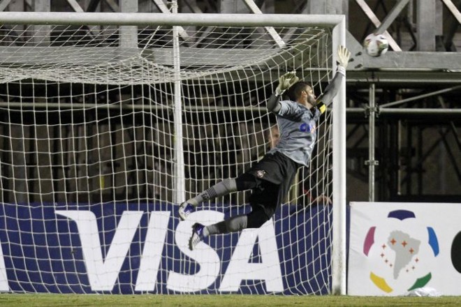 wewerton salta para defender o gol do Atlético diante do Vélez Sarsfield |